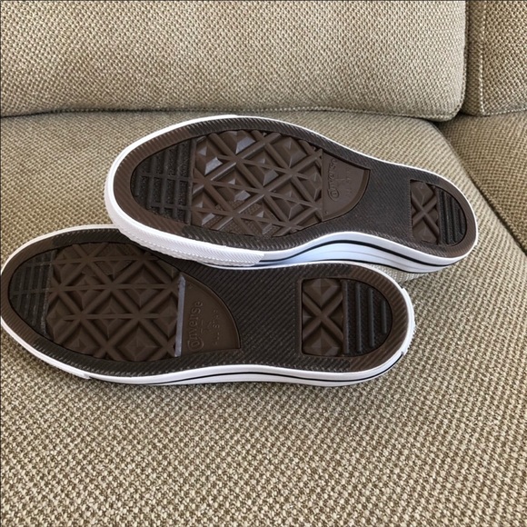 Converses - Picture 3 of 4